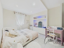 Maison de plain-pied 200 m² avec appartement indépendant et piscine  