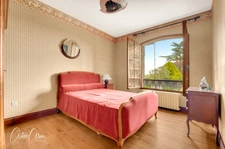 Character house of 283 m² with outbuildings and great potential on more than 9,000 m² of land.