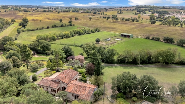 maison de caractère de 283 m² avec dépendances et fort potentiel sur plus de 9 000 m² de terrain.
