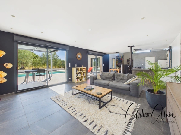 Maison contemporaine de  130 m² avec piscine et terrain 1300 m2 