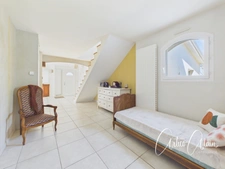 Maison familiale de standing – 230 m² – Terrain arboré de 2 080 m² avec piscine 