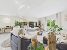 Maison de plain-pied 200 m² avec appartement indépendant et piscine  