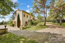 Character house of 283 m² with outbuildings and great potential on more than 9,000 m² of land.