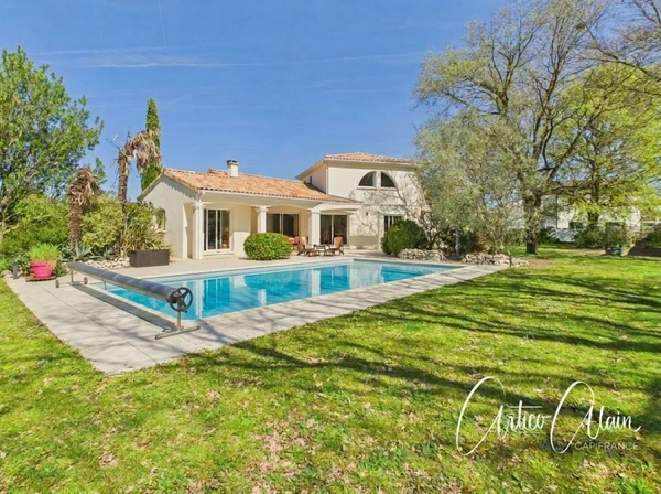 Maison familiale de standing – 230 m² – Terrain arboré de 2 080 m² avec piscine 