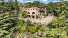 Character house of 283 m² with outbuildings and great potential on more than 9,000 m² of land.