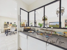 Maison de plain-pied 200 m² avec appartement indépendant et piscine  