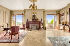 Character house of 283 m² with outbuildings and great potential on more than 9,000 m² of land.