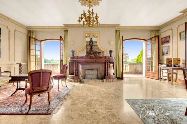 maison de caractère de 283 m² avec dépendances et fort potentiel sur plus de 9 000 m² de terrain.