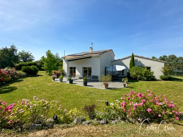 Maison à vendre 6 pièces de 172 m²  avec piscine 