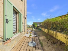 Maison en pierre de 179 m² entièrement rénovée avec jardin et terrasse 