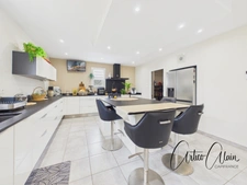 Maison de plain-pied 200 m² avec appartement indépendant et piscine  