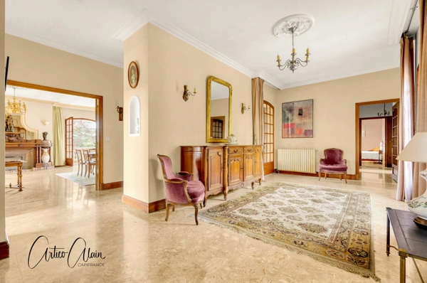 maison de caractère de 283 m² avec dépendances et fort potentiel sur plus de 9 000 m² de terrain.