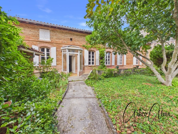Maison bourgeoise 183 m² – jardin, 2 garages et double accès