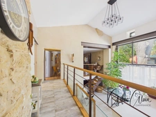 Maison en pierre de 179 m² entièrement rénovée avec jardin et terrasse 