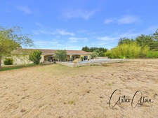 Maison de plain-pied 200 m² avec appartement indépendant et piscine  