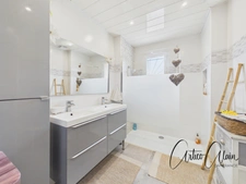 Maison de plain-pied 200 m² avec appartement indépendant et piscine  