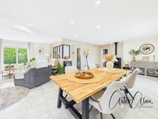 Maison de plain-pied 200 m² avec appartement indépendant et piscine  