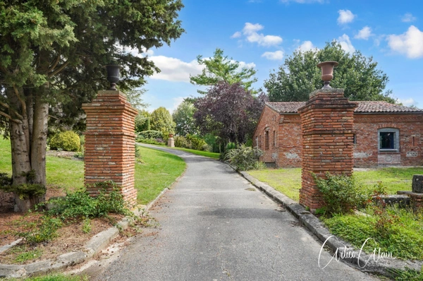 maison de caractère de 283 m² avec dépendances et fort potentiel sur plus de 9 000 m² de terrain.