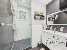 Maison de plain-pied 200 m² avec appartement indépendant et piscine  