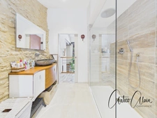 Maison en pierre de 179 m² entièrement rénovée avec jardin et terrasse 