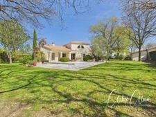 Maison familiale de standing – 230 m² – Terrain arboré de 2 080 m² avec piscine 