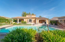 Paradou, Maison 145 m2, piscine chauffée, 1000 M2 de terrain l’art de vivre à deux pas du village