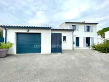 Quartier recherché, Maison entièrement rénovée à pied du village avec piscine au calme