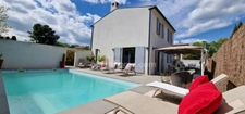 Quartier recherché, Maison entièrement rénovée à pied du village avec piscine au calme