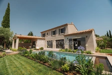 Maison neuve traditionnelle alliant le charme de l'ancien piscine chauffée, garage, terrain à pied du centre village