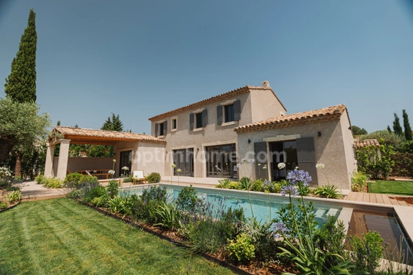 Maison neuve traditionnelle alliant le charme de l'ancien piscine chauffée, garage, terrain à pied du centre village
