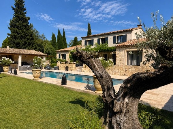 Mas en pierre 257 m2 1111 m2 de terrain, piscine chauffée au Paradou 