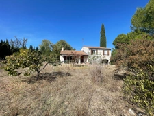 Maison à rénovée avec terrain constructible à Paradou au calme.
