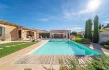 Paradou, Maison 145 m2, piscine chauffée, 1000 M2 de terrain l’art de vivre à deux pas du village