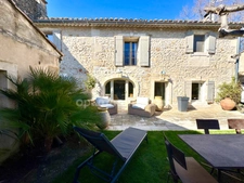 Mas de village avec bassin et jardin 