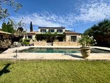 Mas en pierre 257 m2 1111 m2 de terrain, piscine chauffée au Paradou 