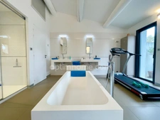 Quartier recherché, Maison entièrement rénovée à pied du village avec piscine au calme