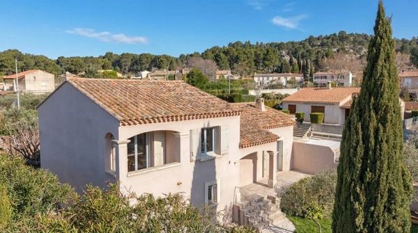 Maussane-les-Alpilles – Élégante maison rénovée, à deux pas du village 