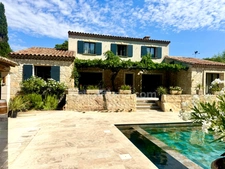 Mas en pierre 257 m2 1111 m2 de terrain, piscine chauffée au Paradou 