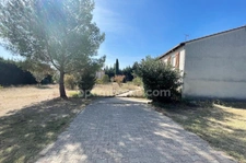 Maison à rénovée avec terrain constructible à Paradou au calme.