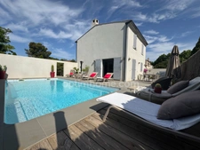Quartier recherché, Maison entièrement rénovée à pied du village avec piscine au calme