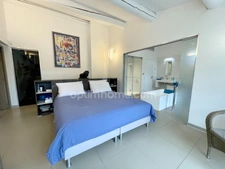 Quartier recherché, Maison entièrement rénovée à pied du village avec piscine au calme