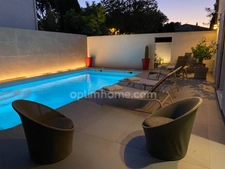 Quartier recherché, Maison entièrement rénovée à pied du village avec piscine au calme