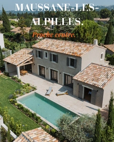 Maison neuve traditionnelle alliant le charme de l'ancien piscine chauffée, garage, terrain à pied du centre village