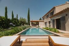 Maison neuve traditionnelle alliant le charme de l'ancien piscine chauffée, garage, terrain à pied du centre village