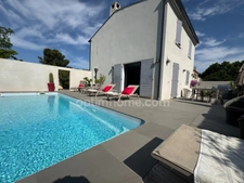 Quartier recherché, Maison entièrement rénovée à pied du village avec piscine au calme