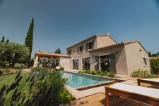Maison neuve traditionnelle alliant le charme de l'ancien piscine chauffée, garage, terrain à pied du centre village