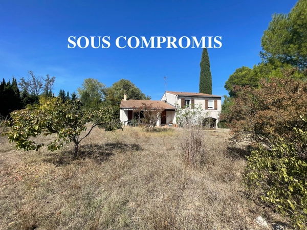 SOUS COMPROMIS Maison à rénovée avec terrain constructible à Paradou au calme.