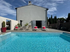 Quartier recherché, Maison entièrement rénovée à pied du village avec piscine au calme