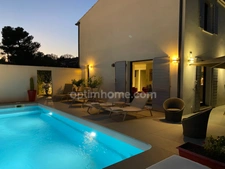 Quartier recherché, Maison entièrement rénovée à pied du village avec piscine au calme