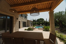 Maison neuve traditionnelle alliant le charme de l'ancien piscine chauffée, garage, terrain à pied du centre village
